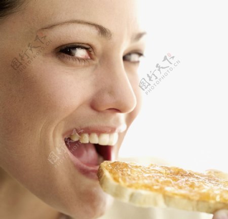 吃糕点早餐的女人图片