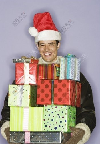 包装圣诞礼盒的帅哥图片