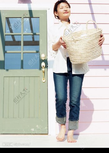 门前抱着洗衣篮的女孩图片