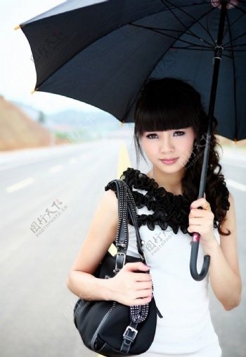 撑伞美女图片