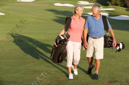 快乐高尔夫老年夫妇图片