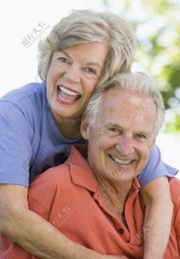 搂着的快乐幸福老年夫妻图片