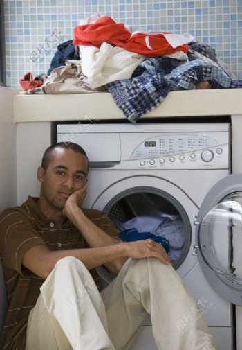 洗衣服的男人图片