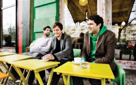 三个国外男人路边休闲的喝咖啡图片