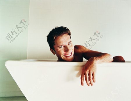 浴室里的男人图片