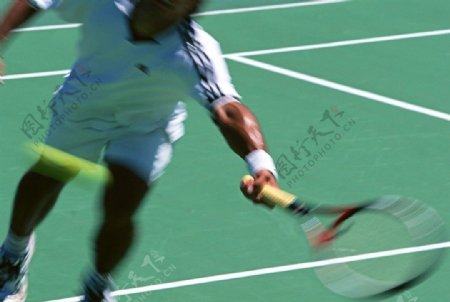 运动打球剧烈运动网球男人图片