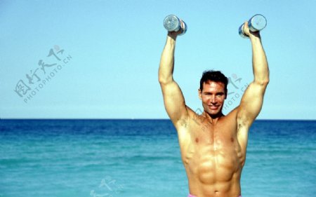 海边男人健身图片