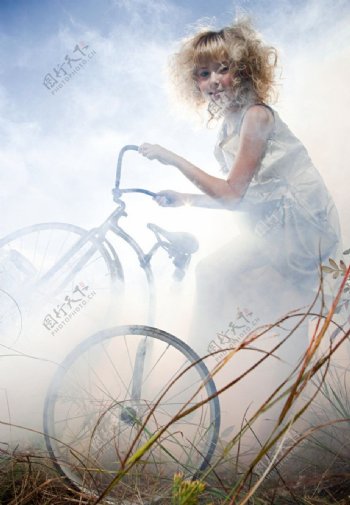 云中骑车的女孩图片