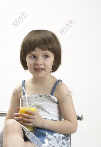 喝饮料的小女孩图片