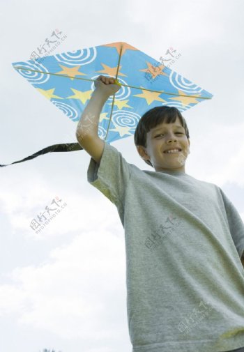 放风筝的小男孩图片