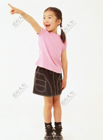 穿着校服手指着前方的快乐小学生图片