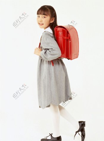 穿着校服背着书包的小学生图片