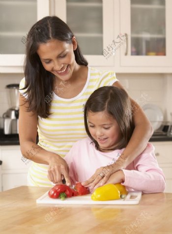 和妈妈学切菜的孩子图片