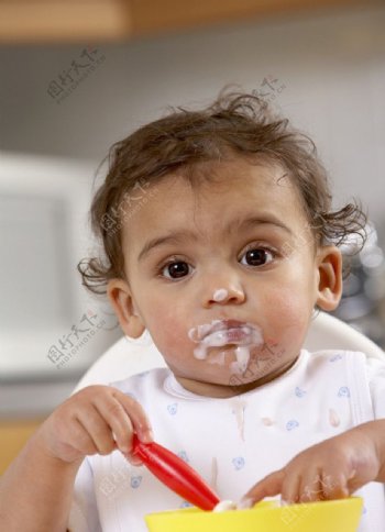 吃牛奶满嘴的婴儿宝宝图片