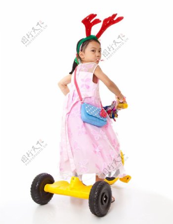 骑儿童车的小女孩图片
