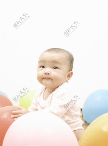 彩色气球中的婴儿宝宝图片