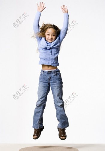 兴奋跳跃的小女孩图片