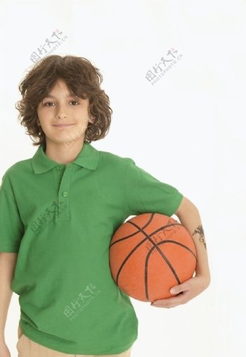 拿着篮球的小帅哥图片