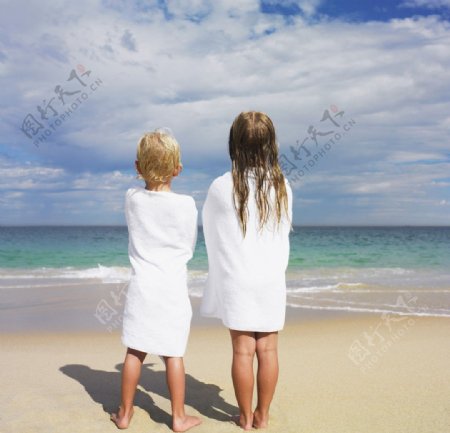 海滩沙滩看海的小姐弟图片