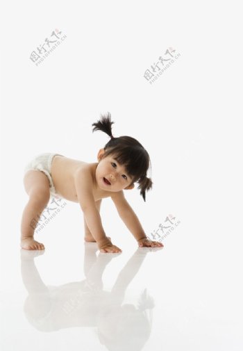 想站起来的小女婴图片