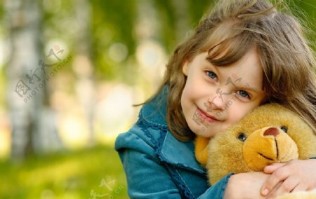 抱着玩具熊的漂亮小女孩图片