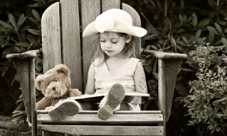 坐着看书的小女孩图片