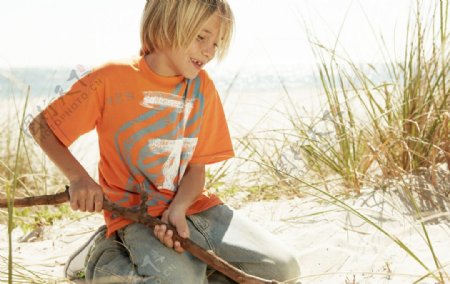 沙滩上玩耍的小男孩图片