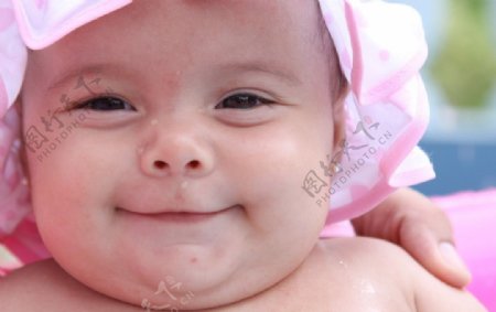 带着粉色帽子傻呵呵在笑的婴儿图片