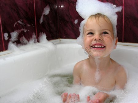 洗澡的小男生图片