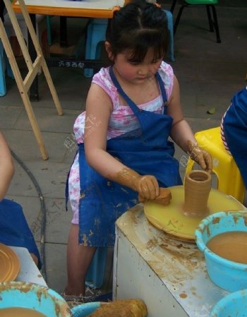 小朋友在做陶艺手工图片