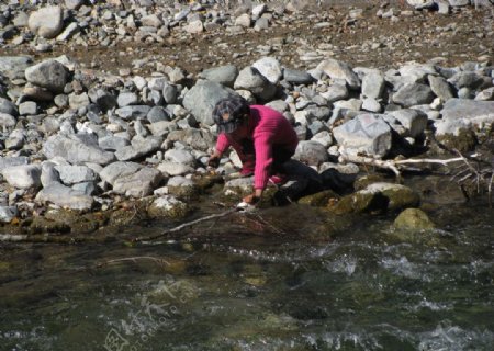 玩溪水的藏族儿童图片