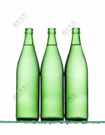 玻璃板上的三瓶饮料图片