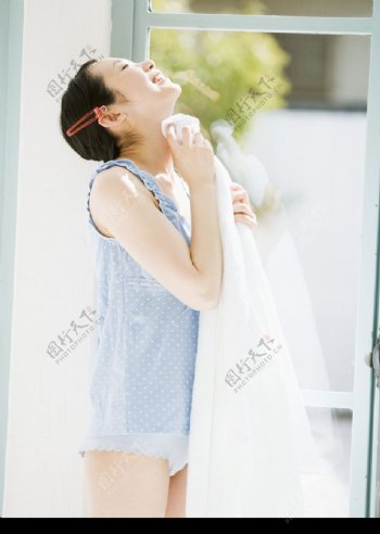 女性轻松淋浴0124