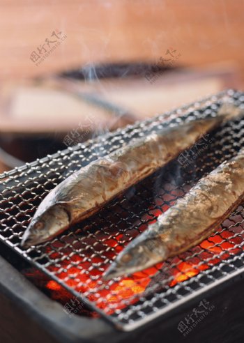 木炭烧烤鱼