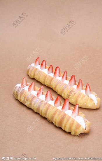 毛毛虫草莓面包