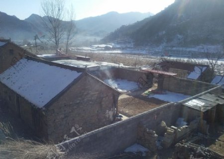 被雪覆盖的小村庄
