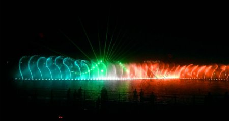 夜晚彩色喷泉