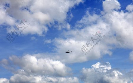 蓝天白云下的直升机