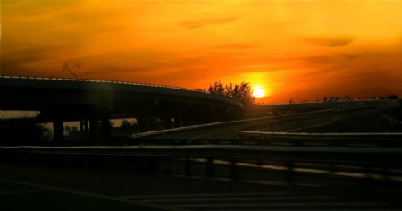 夕阳下的高速公路