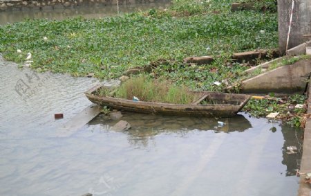 河边荒废的小船