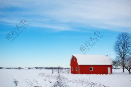 冬天蓝天下的小屋