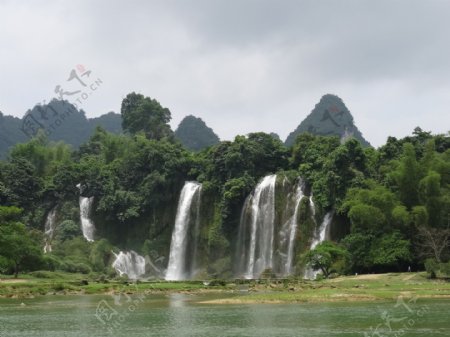 越南板约瀑布风景