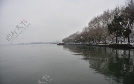 杭州西湖雪景倒影