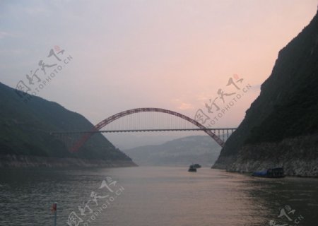 夕阳下的巫山长江大桥