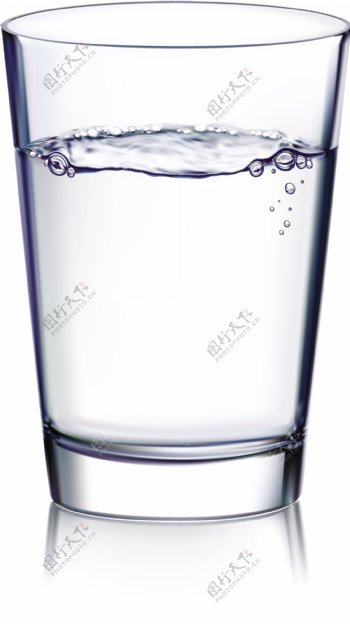 透明玻璃杯里的白水矢量