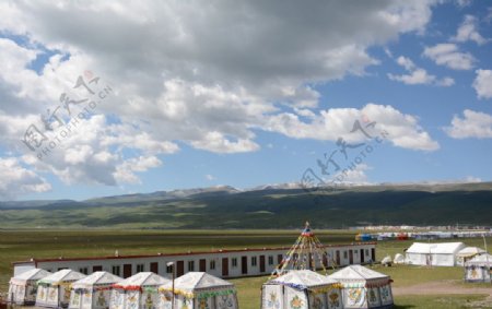青海湖黑马河旁的蒙古包
