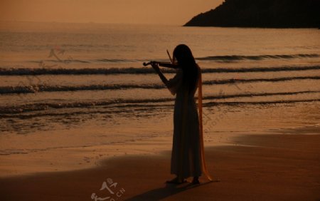 海边拉小提琴的女子