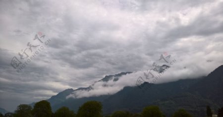 瑞士因特拉肯黄金山口的天空