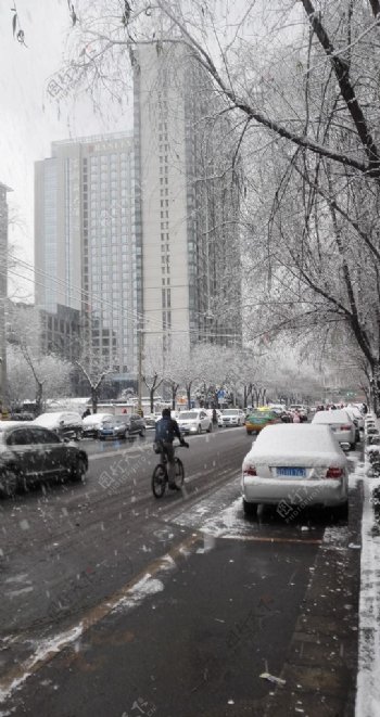 下雪天的城市街道