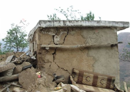地震后的房子